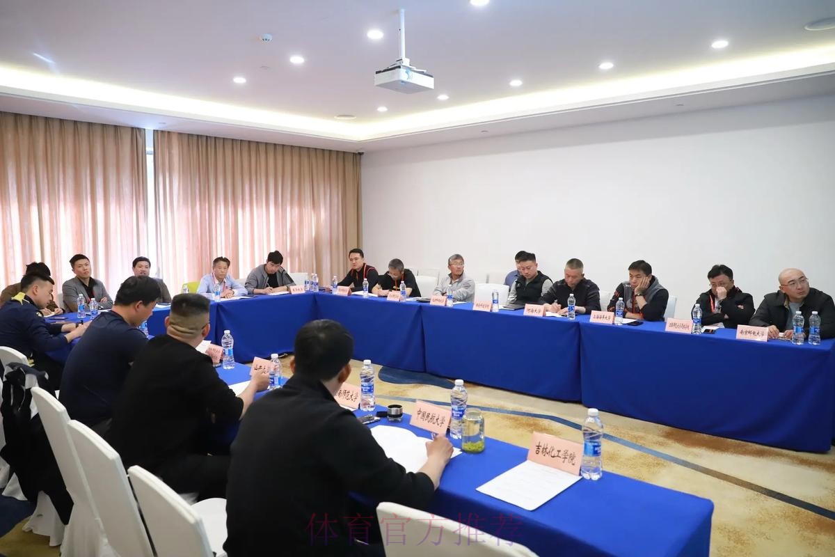 [组图]会员大会进行分组讨论 与会代表为足球改革发展献计献策